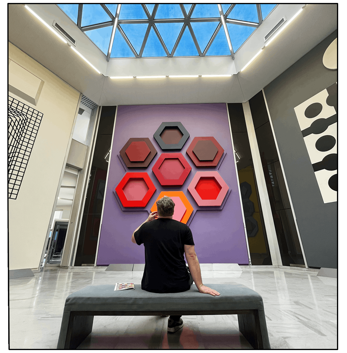 Victor, le garçon aux yeux de libellule - Jakob Hinrichs à la Fondation Vasarely ©BDAIX